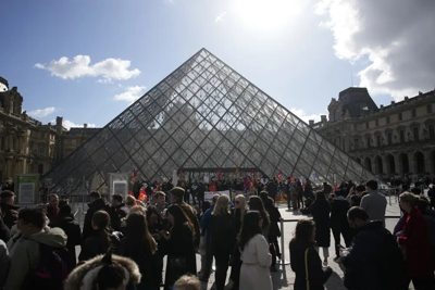 Louvre museum blocked