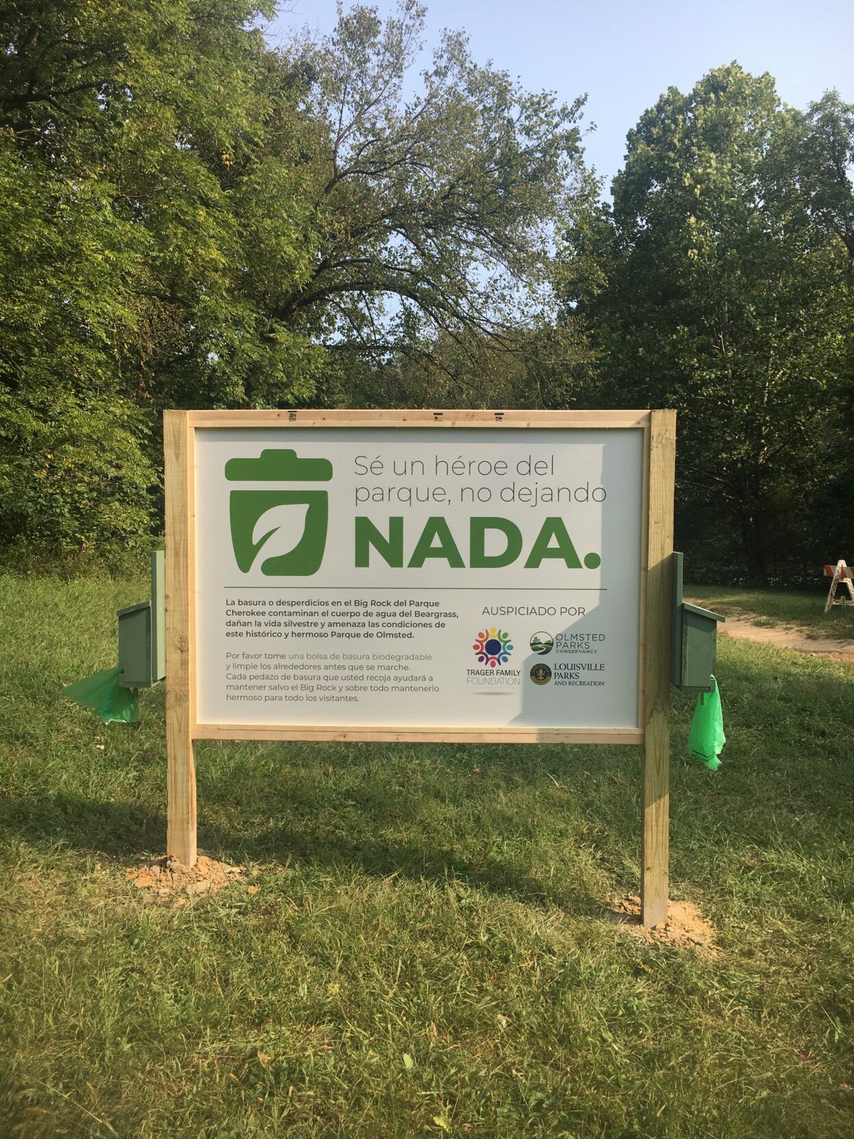 Cherokee Park Reduce Trash Sign Spanish.png