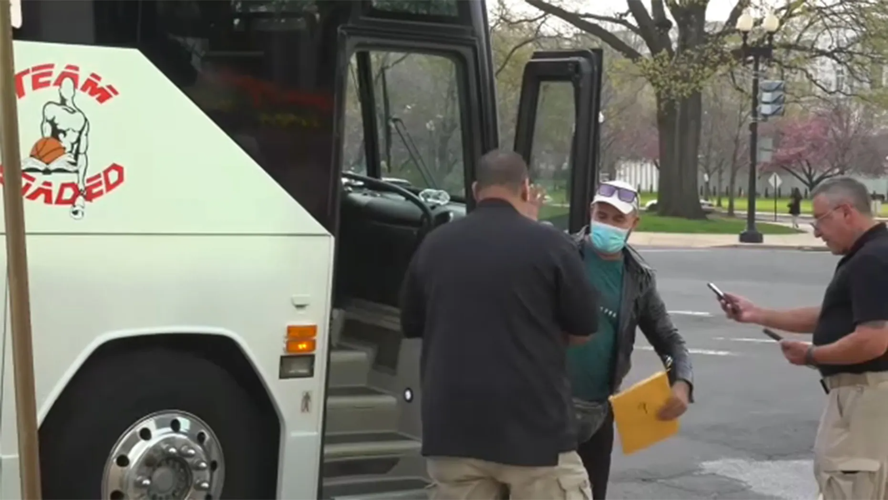 Migrants exit bus in DC