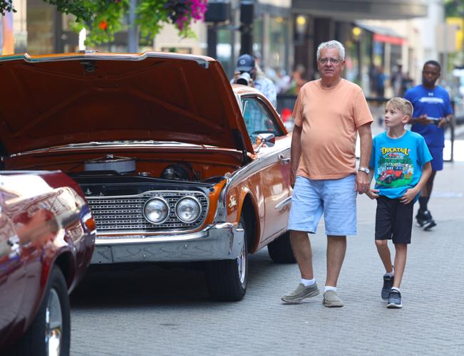 Child views street rods on Fourth Street.JPG