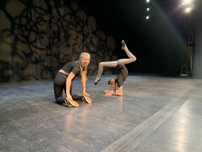 CirqueLouis 2019 contortionists-2.jpeg