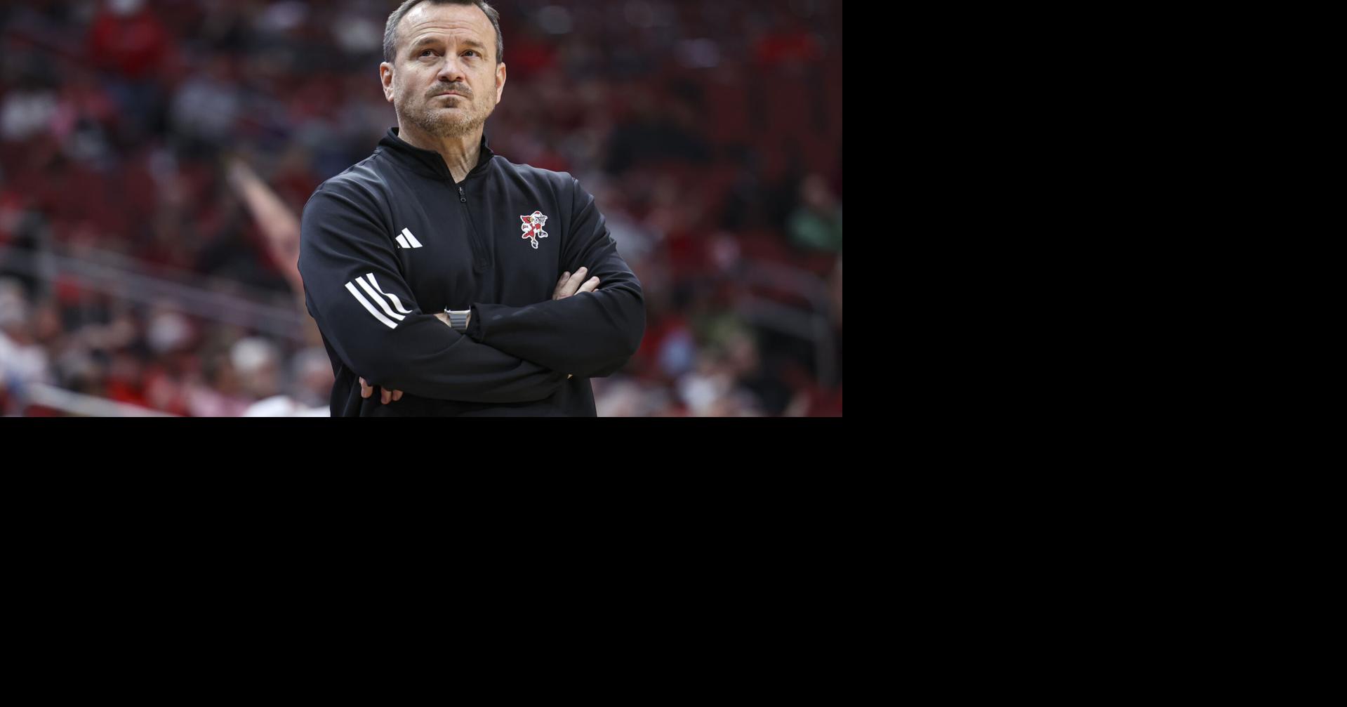 Roberts injury looms as Virginia knocks off No. 8 Louisville at home, 74-72