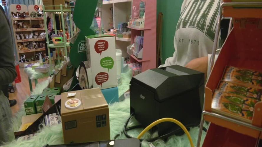 Christmas shoppers in Louisville 12-23-24