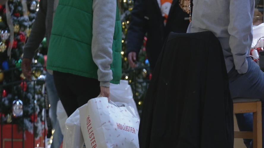 Christmas shoppers in Louisville 12-23-24