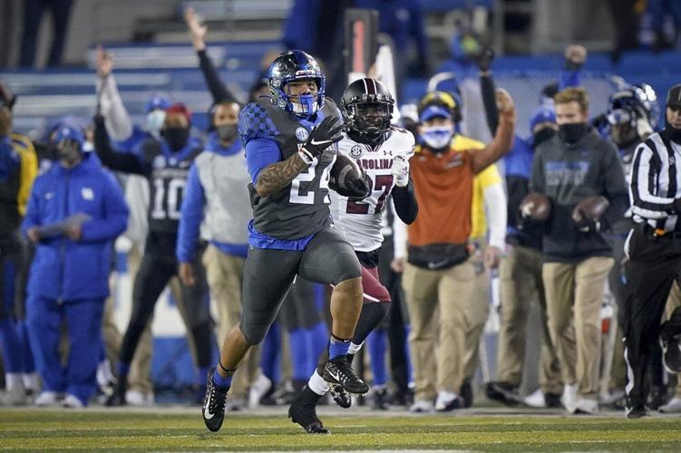 Kentucky running back Chris Rodriguez Jr. (24) runs for a touchdown