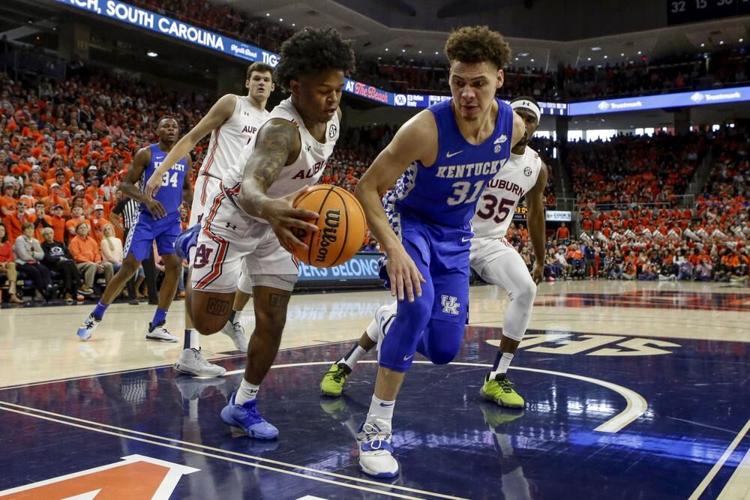 Auburn guard Wendell Green Jr. and Kentucky guard Kellan Grady battle for a ball