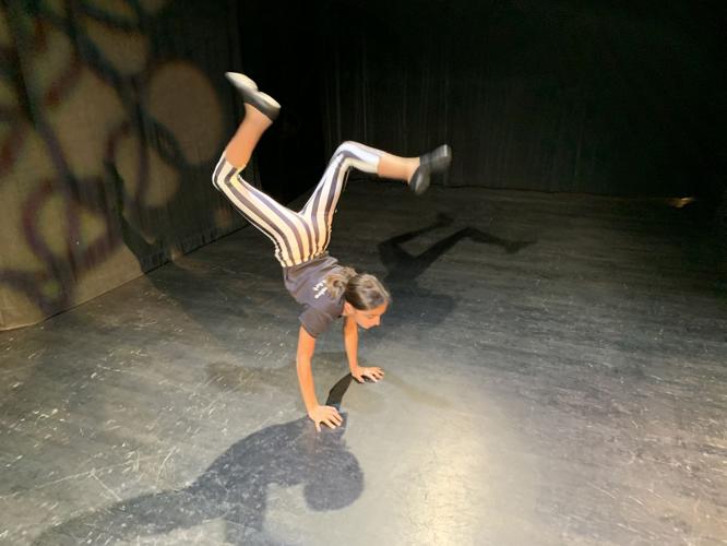 CirqueLouis 2019 handstand.jpeg