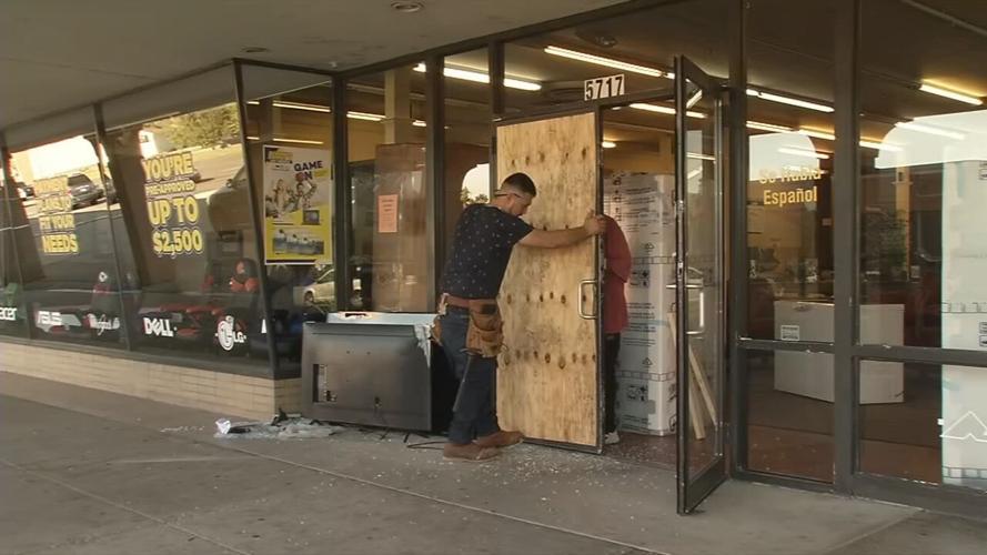 Louisville Looting - Man puts plywood on Buddy's