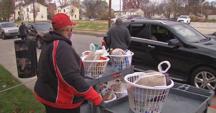 St. Stephen Church Feeds Hundreds With Thanksgiving Basket Giveaway | News | Wdrb.com