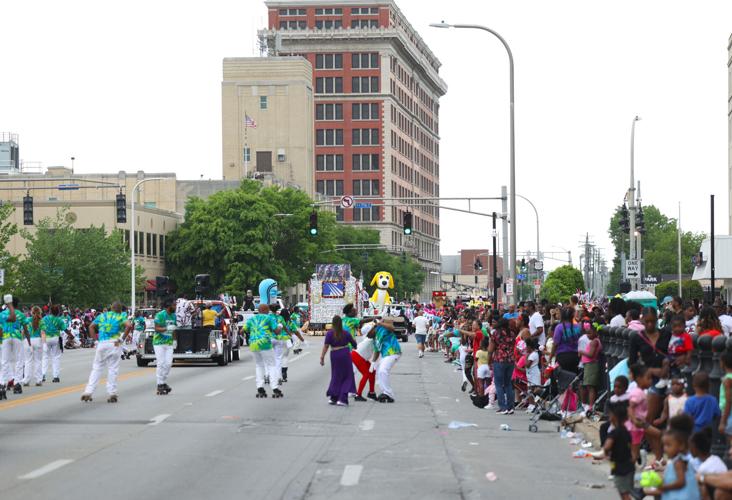 Parade moves to Seventh Street.JPG