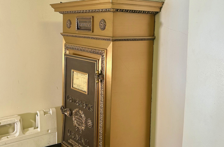Vintage mail box in Henry Clay