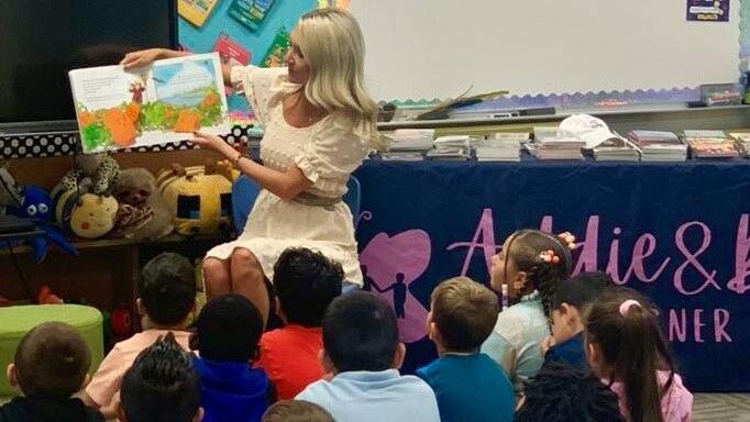 Fallon Glick reading to children - 9.14.23