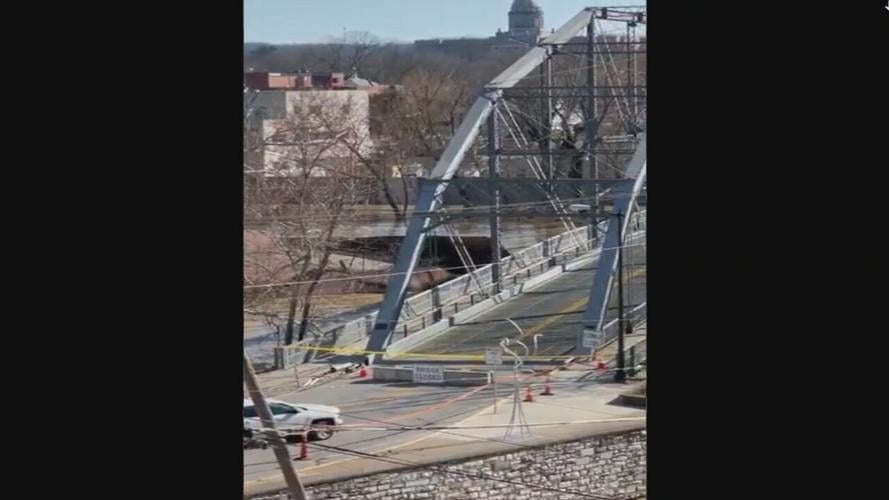 Marina dock hits Frankfort Bridge-Flooding-3-3-21.jpeg