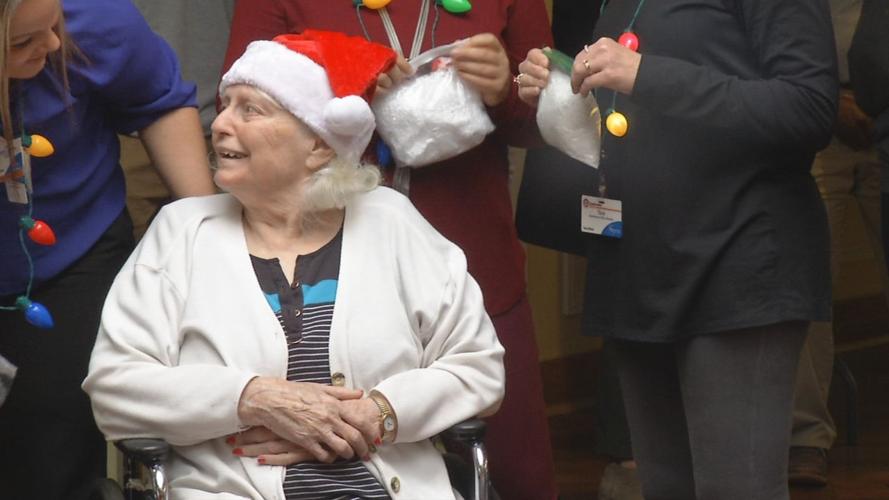 JCPS STUDENTS DELIVER CHRISTMAS CARDS TO SENIOR CITIZENS (1).jpg