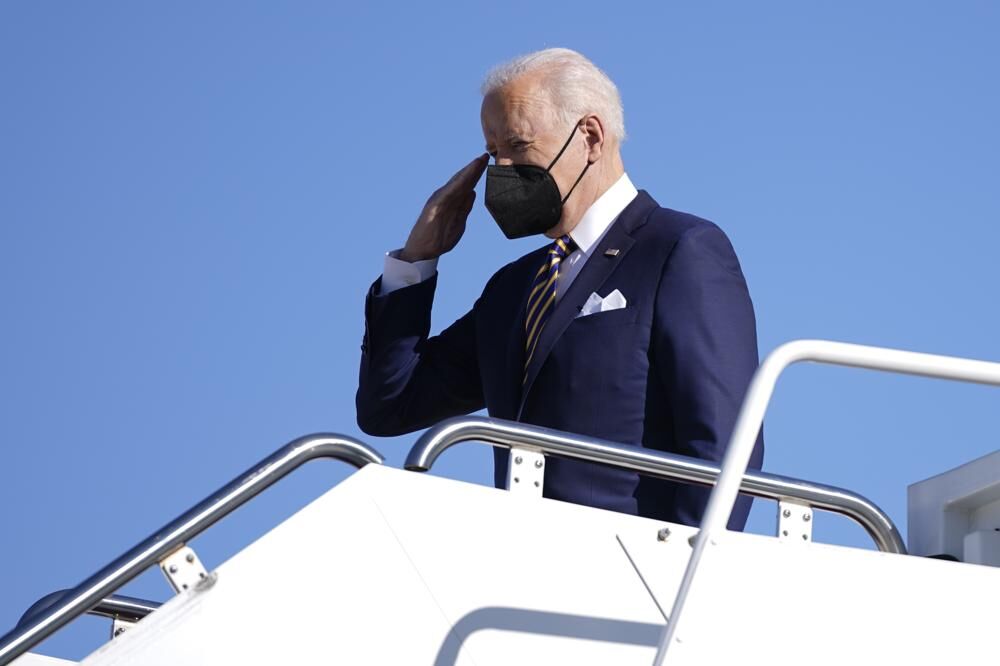 Biden salutes on Air Force 1