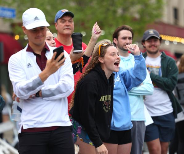 Crowd claps as runners past by.JPG