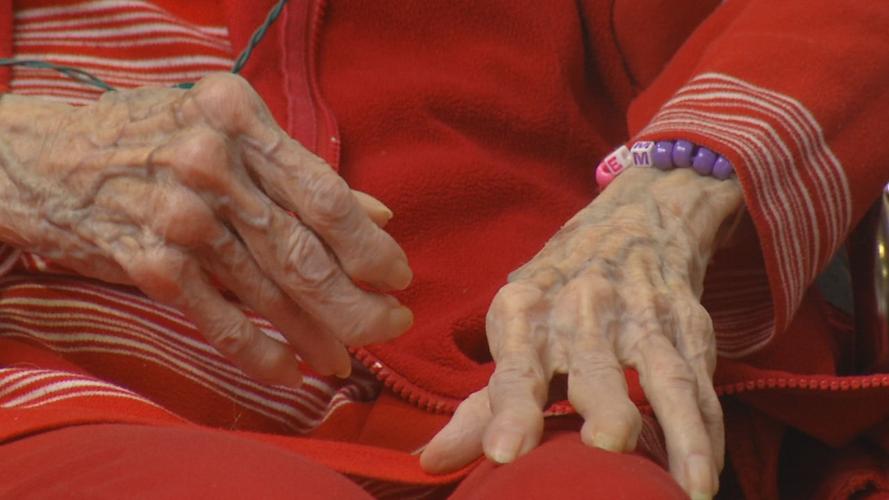 JCPS STUDENTS DELIVER CHRISTMAS CARDS TO SENIOR CITIZENS (3).jpg