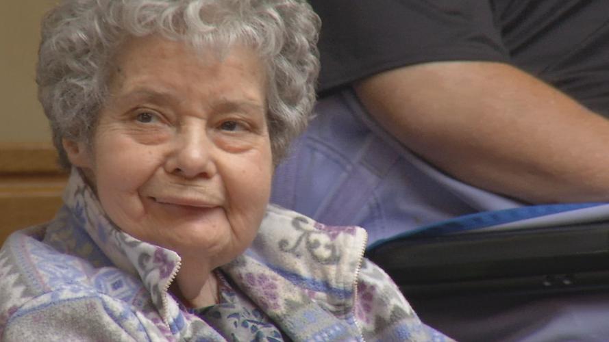 JCPS STUDENTS DELIVER CHRISTMAS CARDS TO SENIOR CITIZENS (4).jpg