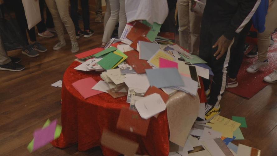 JCPS STUDENTS DELIVER CHRISTMAS CARDS TO SENIOR CITIZENS (5).jpg