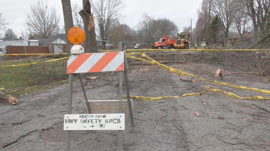 Dixie Highway storm debris cleanup 3-7-23