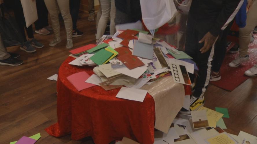 JCPS STUDENTS DELIVER CHRISTMAS CARDS TO SENIOR CITIZENS (6).jpg