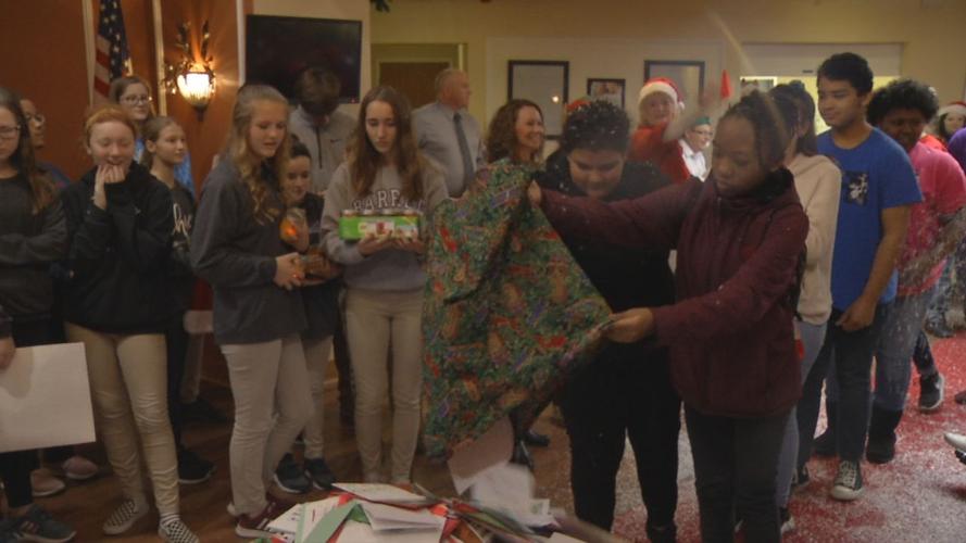 JCPS STUDENTS DELIVER CHRISTMAS CARDS TO SENIOR CITIZENS (8).jpg