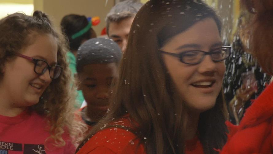 JCPS STUDENTS DELIVER CHRISTMAS CARDS TO SENIOR CITIZENS (9).jpg