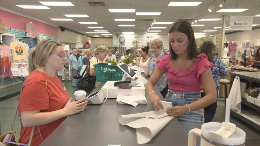 Shoppers brave long lines for final sales at Dee's in Louisville