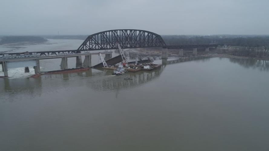 6 crashed barges remain in Ohio River as salvage operations continue