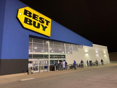 Black Friday at Best Buy, Outer Loop (WDRB).