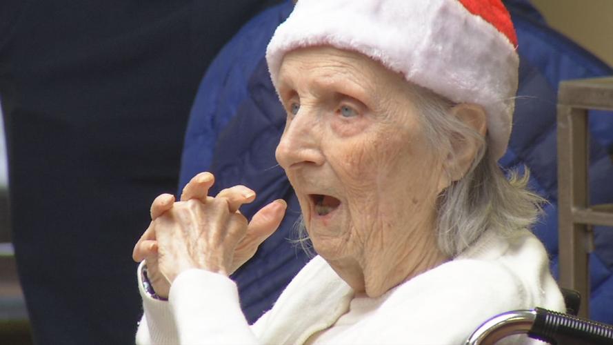 JCPS STUDENTS DELIVER CHRISTMAS CARDS TO SENIOR CITIZENS (20).jpg