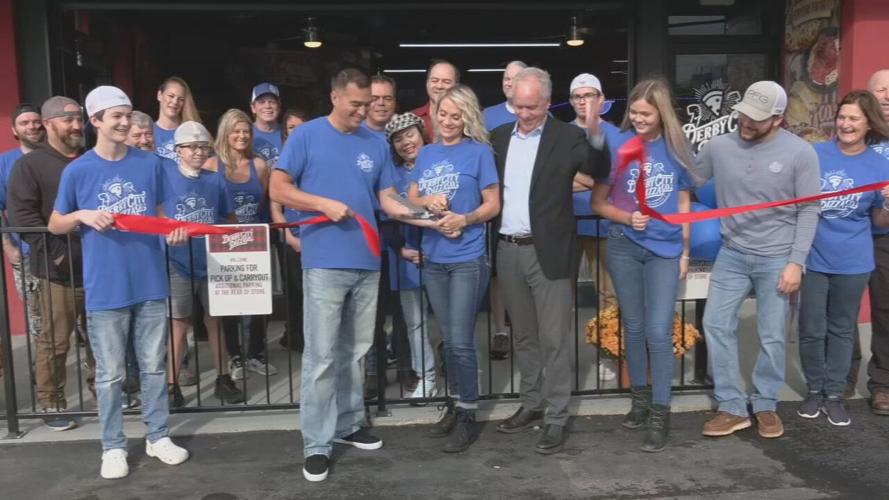 Oct. 25, 2021 ribbon-cutting at Valley Station Derby City Pizza Co.
