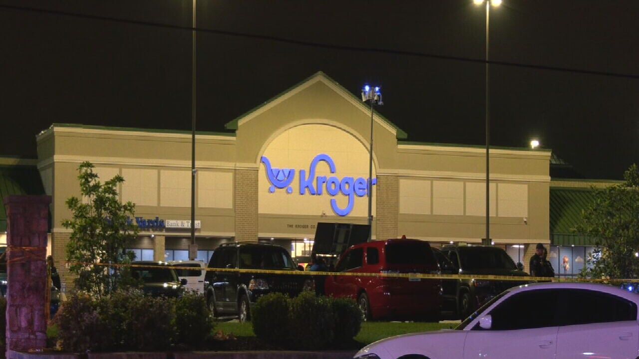 2 dead in triple shooting early Saturday morning near west Louisville Kroger  store | Crime Reports | wdrb.com