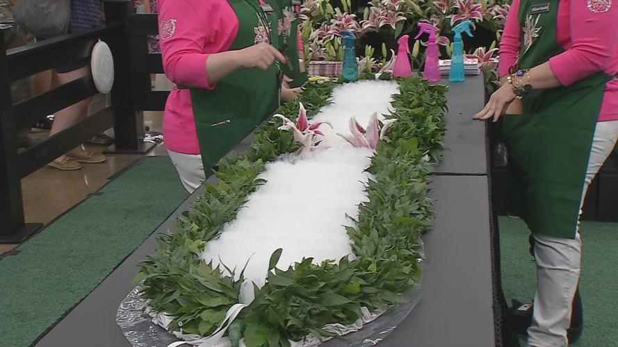 KROGER MAKING LILY GARLAND FOR OAKS - FILE 2018 (4).jpg