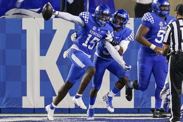 Kentucky linebacker Jordan Wright (15) celebrates after scoring a touchdown