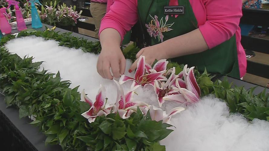 KROGER MAKING LILY GARLAND FOR OAKS - FILE 2018 (5).jpg