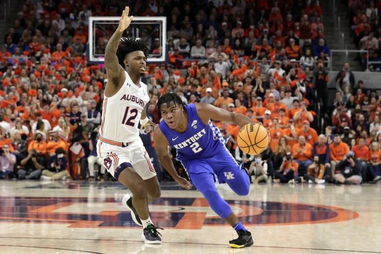 Kentucky guard Sahvir Wheeler drives to the basket around Auburn guard Zep Jasper