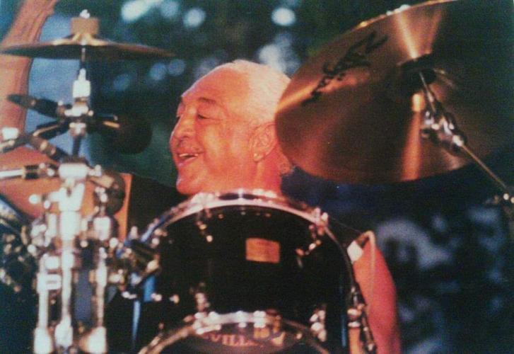 Sonny Sitgraves performs.jpg