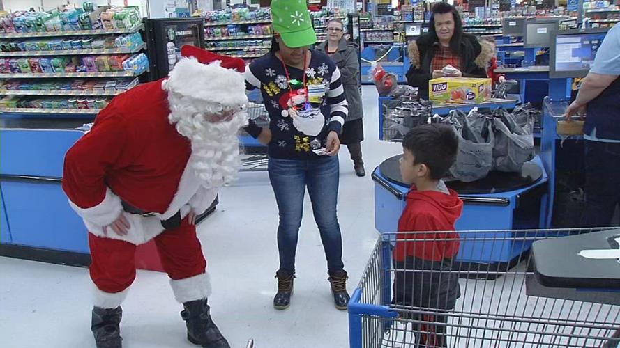 Metro Police Officers surprise Walmart shoppers with gift cards