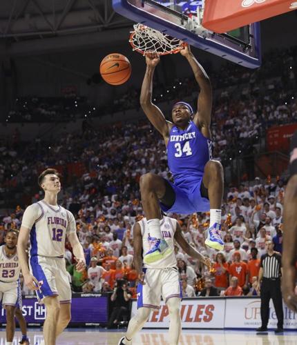Kentucky forward Oscar Tshiebwe dunks next to Florida forward Colin Castleton.jpeg
