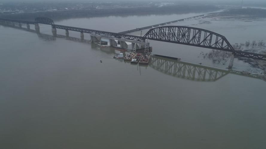 6 crashed barges remain in Ohio River as salvage operations continue