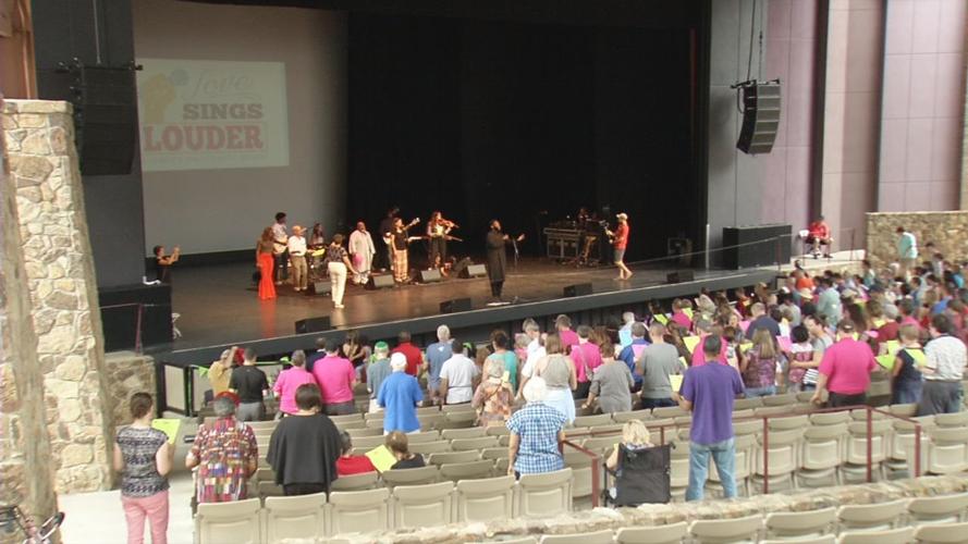 LOVE SINGS LOUDER 10VO.transfer_frame_0.jpg