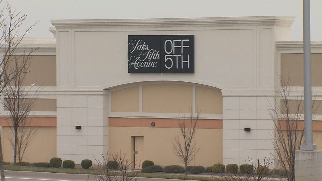 Saks Fifth Avenue store at the Fashion Outlets of Chicago mall in Rosemont,  near Chicago O'Hare airport, Illinois, USA Stock Photo - Alamy