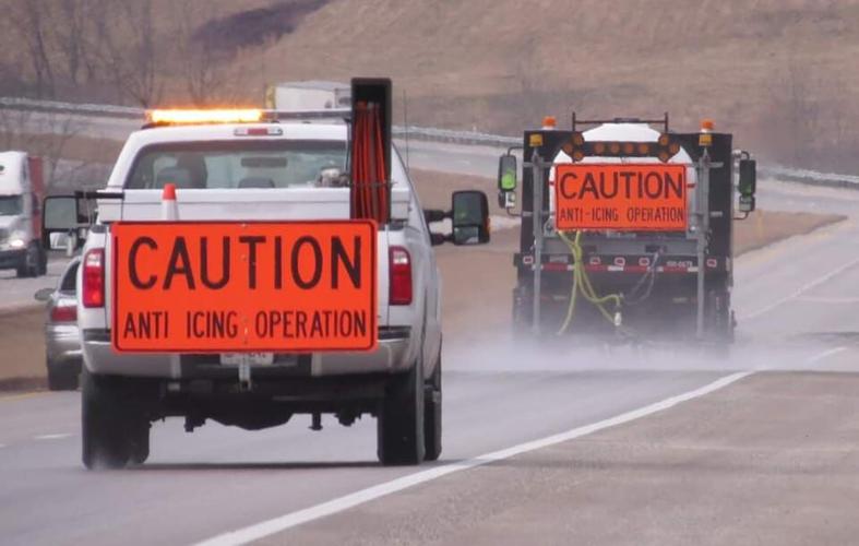 SNOW - BRINING THE INTERSTATE - COURTESY KYTC DISTRICT 2 1-5-2022.jpg