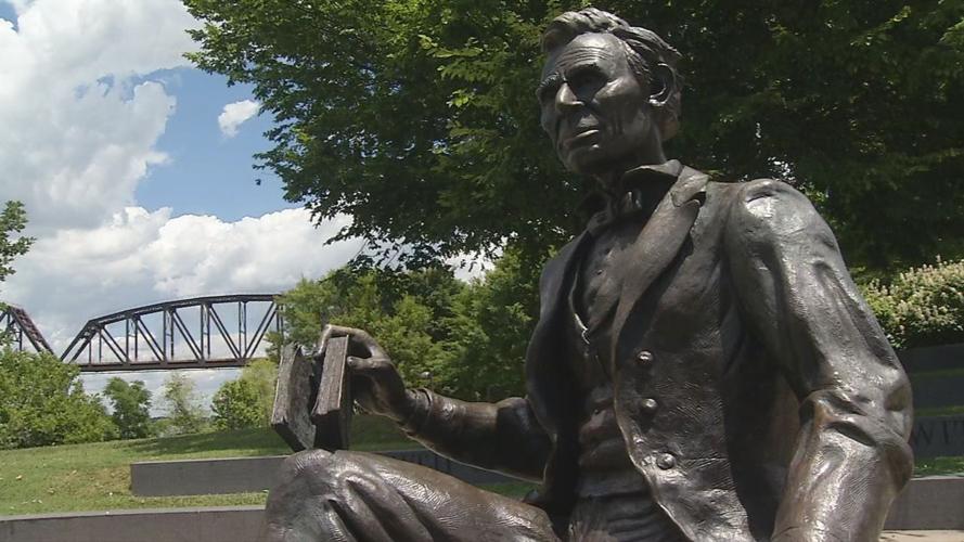 abe lincoln statue in waterfront park