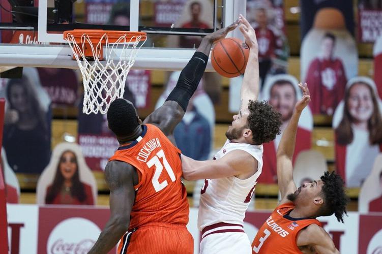 Indiana's Race Thompson (25) is fouled by Illinois' Kofi Cockburn