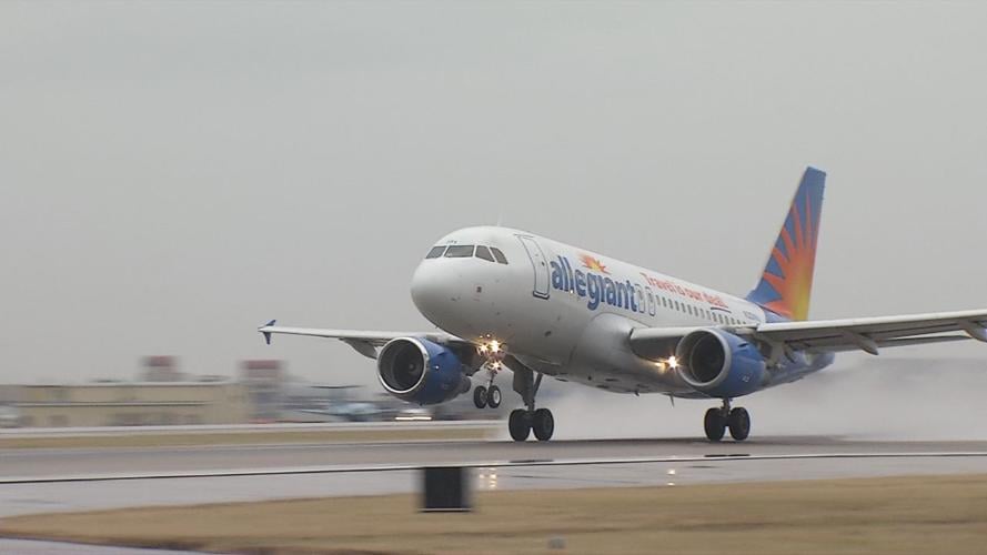 Airplane landing at Louisville Muhammad Ali International Airport (KSDF)