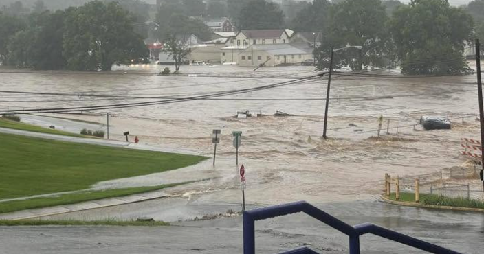 Residents evacuate to rooftops amid extreme flash flooding in Lanesville, Indiana