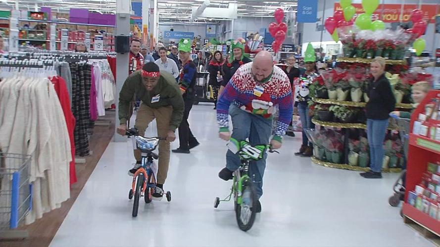 Metro Police Officers surprise Walmart shoppers with gift cards