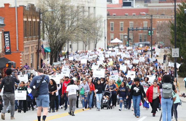 Crowd starts to move during March on Frankfort.JPG